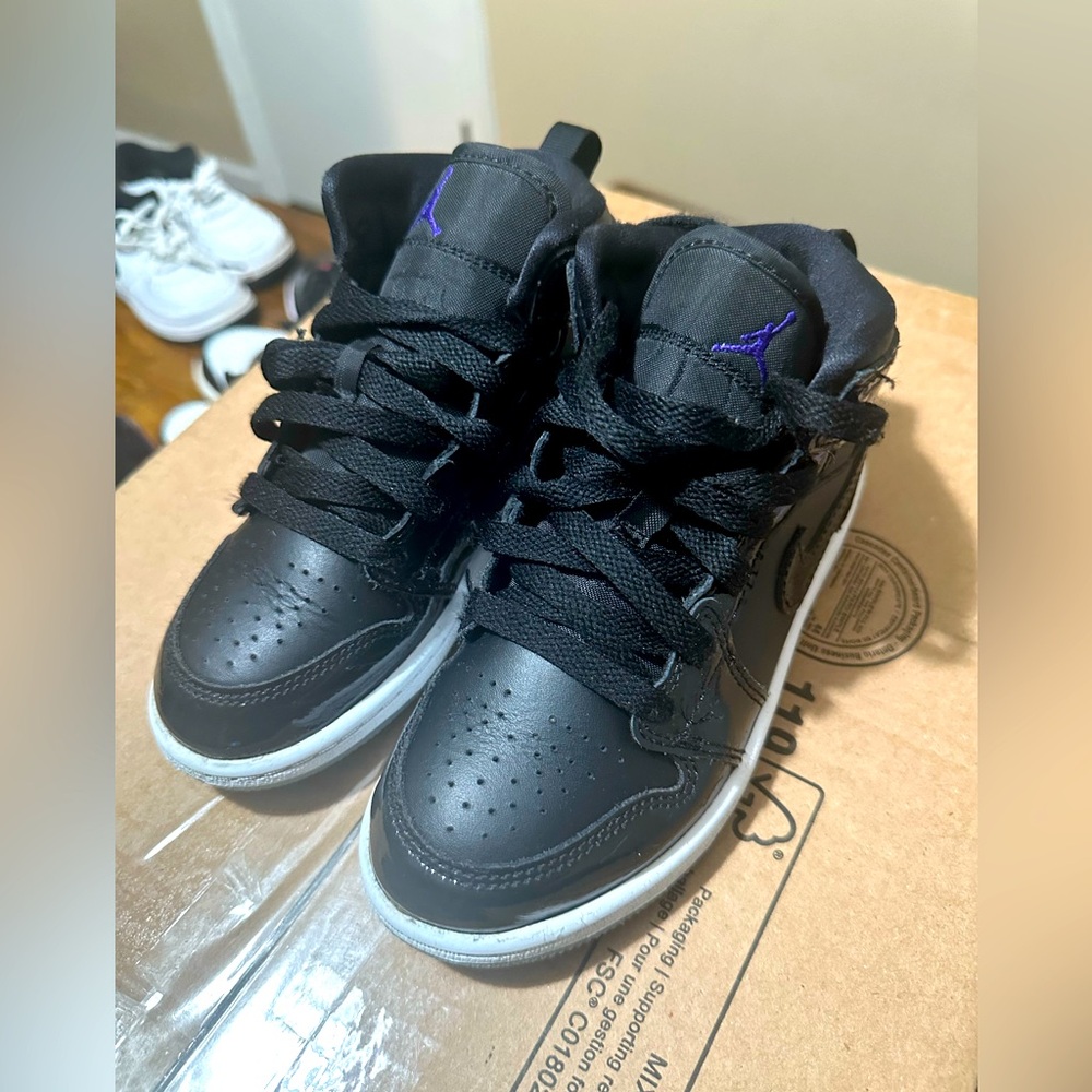 Air Jordan 1 Mid.. size 12c..